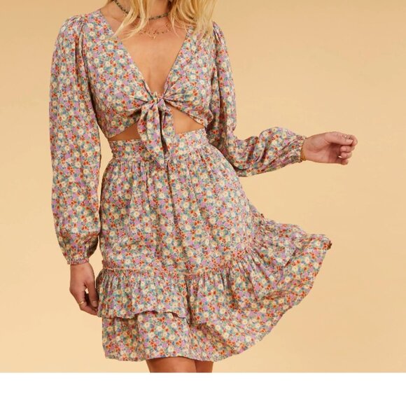 Billabong Dresses & Skirts - Billabong " The salty blonde" floral Ditsy Dreamer Long Sleeve mini dress.